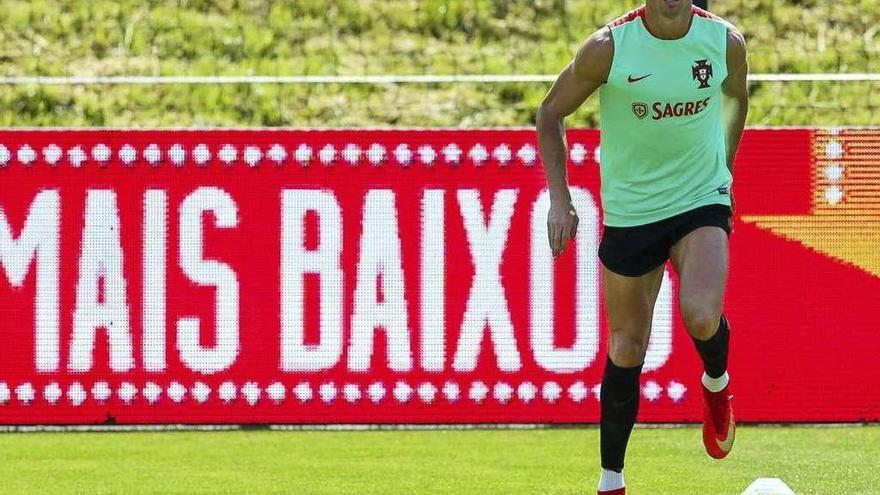 Cristiano, ayer, en un entrenamiento de Portugal con vistas a la Copa Confederaciones. // Tiago Petinga