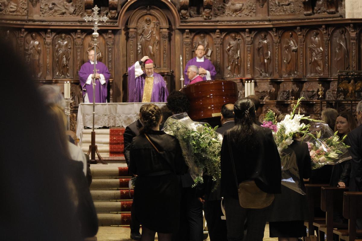 Familiares de la condesa de Canilleros en su funeral.