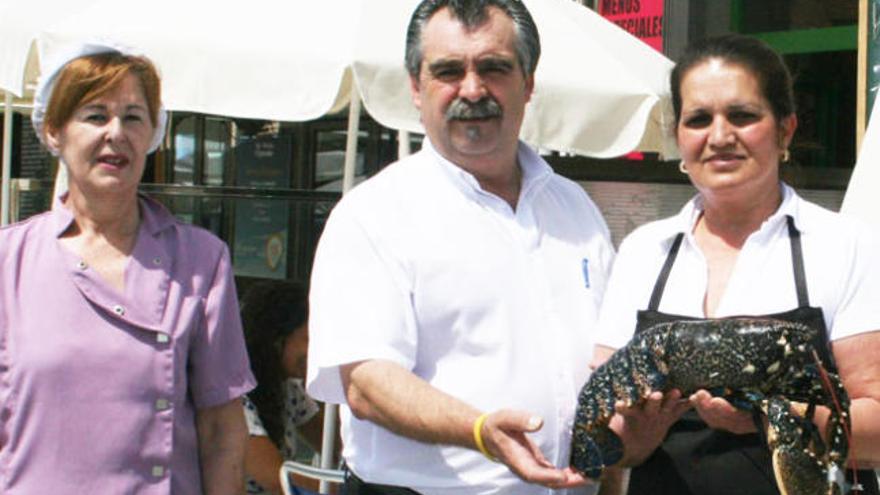 Josefina Decon, del restaurante Pescador; José María Álvarez, del Tresmallo, y Mercedes Albelo, de El Muelle.