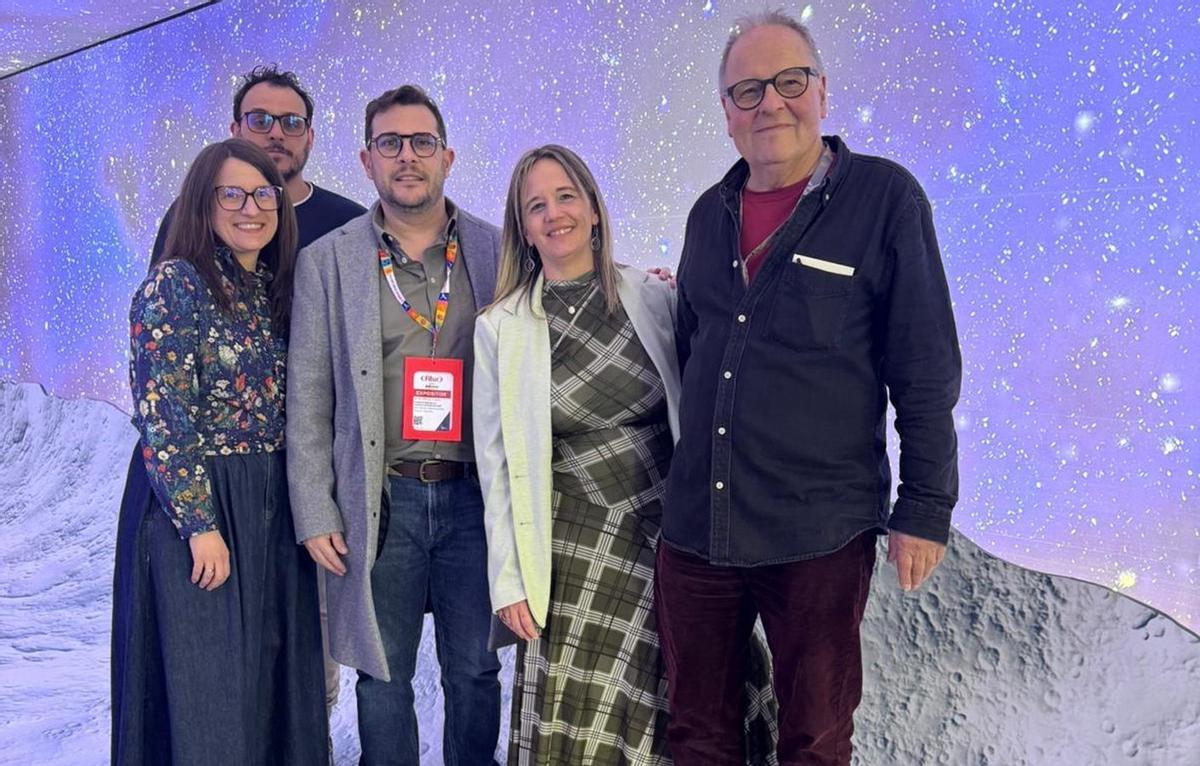 Representantes políticos del área de Turismo en Zamora y expositores zamoranos.