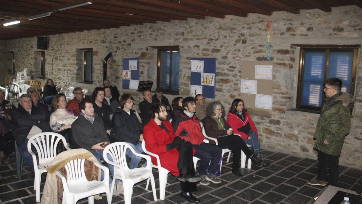 El investigador Carlos Coca durante lpresenta en Vigo su estudio «Ácratas y revolucionarios en Sanabria».  | ARACELI SAAVEDRA