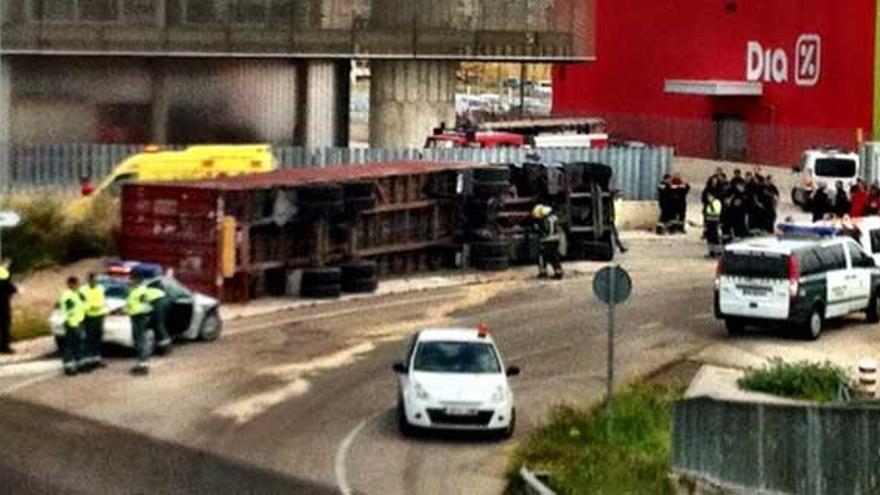 Un camión vuelca en Palma