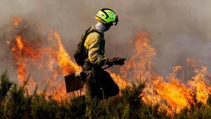 Un bombero extinguiendo un incendio