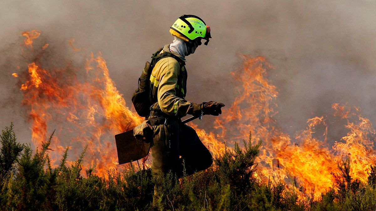 Un bombero extinguiendo un incendio