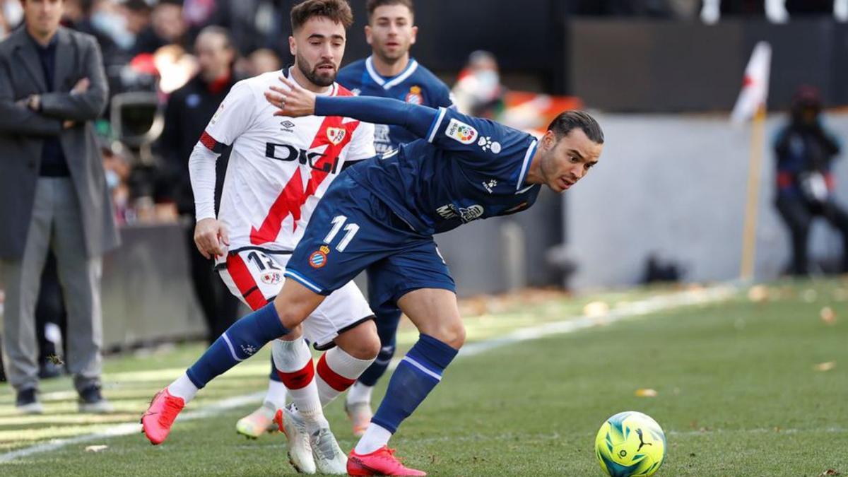 Raúl de Tomás, en acció ahir a l’estadi Vallecas.  | EFE/CHEMA MOYA