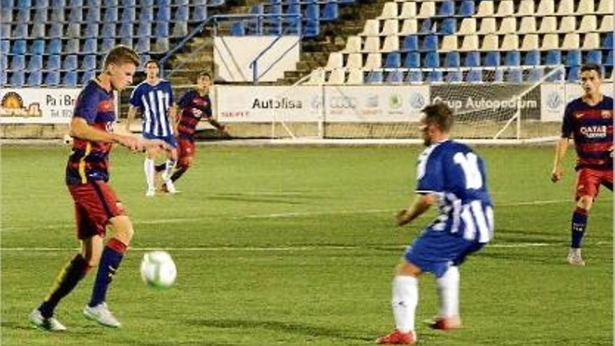 El gironí Gerard Gumbau va ser titular ahir amb el filial del Barça a Vilatenim.