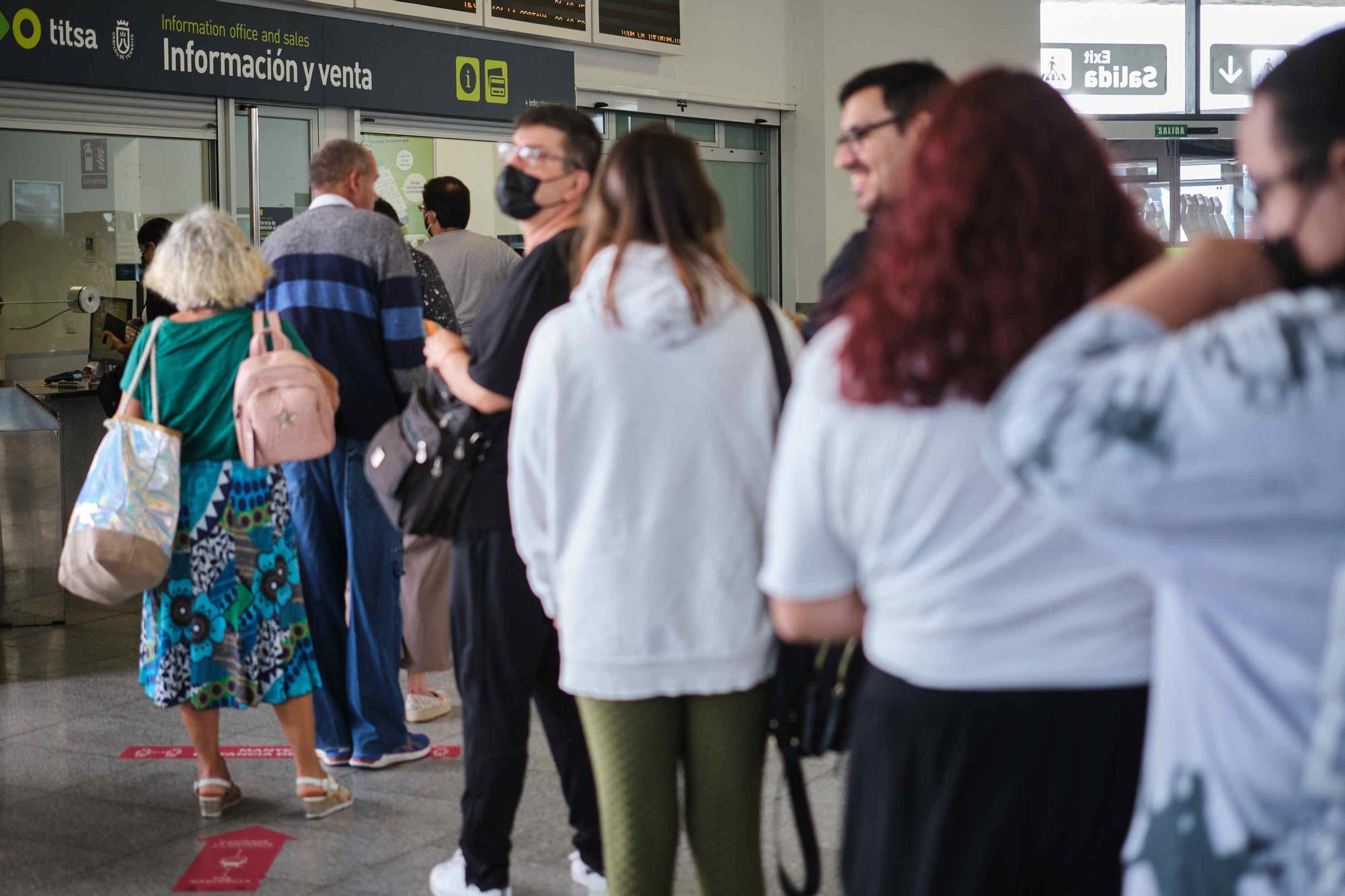 Primer día del bono de guagua y tranvía rebajado en Tenerife