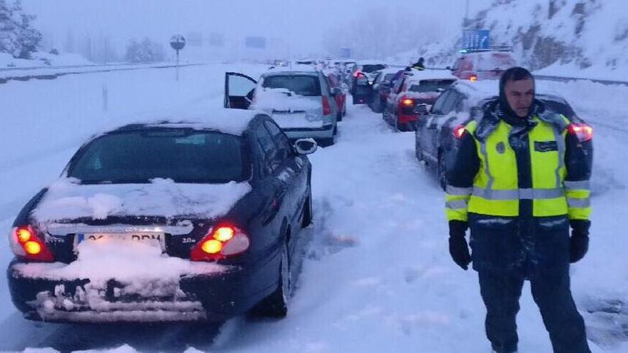 La DGT dóna per acabat el rescat dels vehicles atrapats a l&#039;AP-6