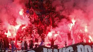 La vergonzosa batalla entre radicales que obligó a suspender el Paris FC-Olympique Lyon
