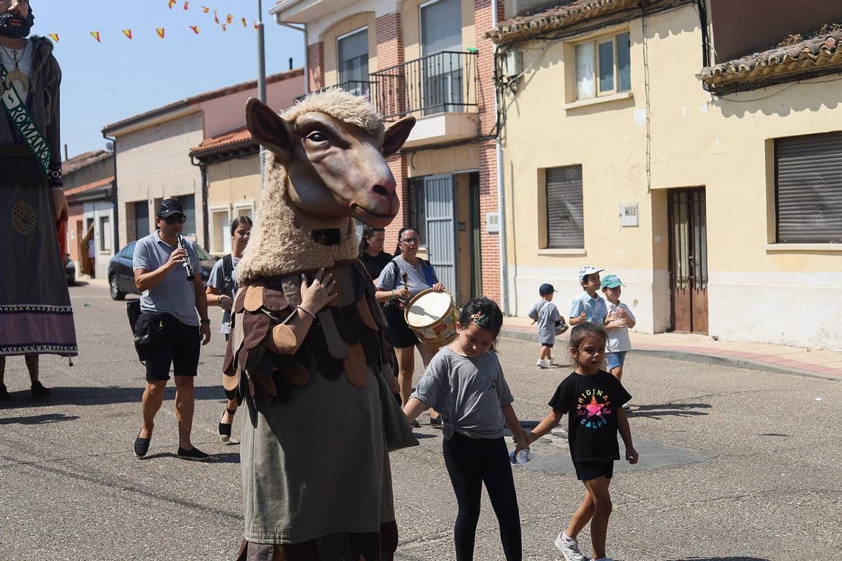 GALERÍA | Pasacalles de gigantes y cabezudos en Vilaralbo