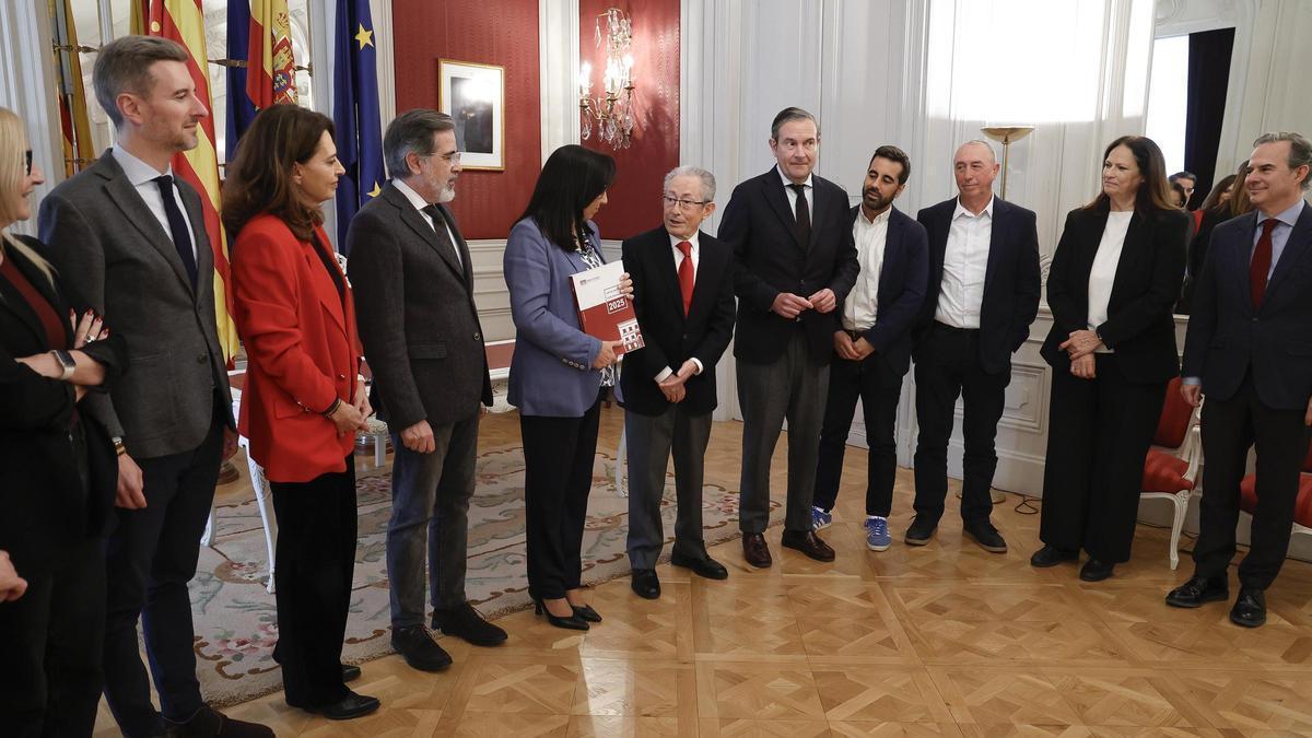 Entrega del Informe Anual del Síndic de Greuges en las Corts, este martes.