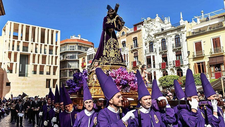 Imagen de Nuestro Padre Jesús Nazareno durante una procesión de los Salzillos a su paso por la plaza del Cardenal Belluga.