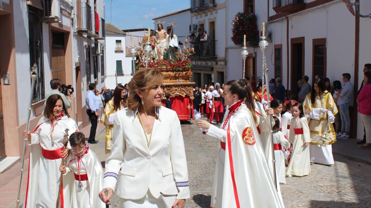 La alcaldesa de Montoro, delante de la procesión del Resucitado.