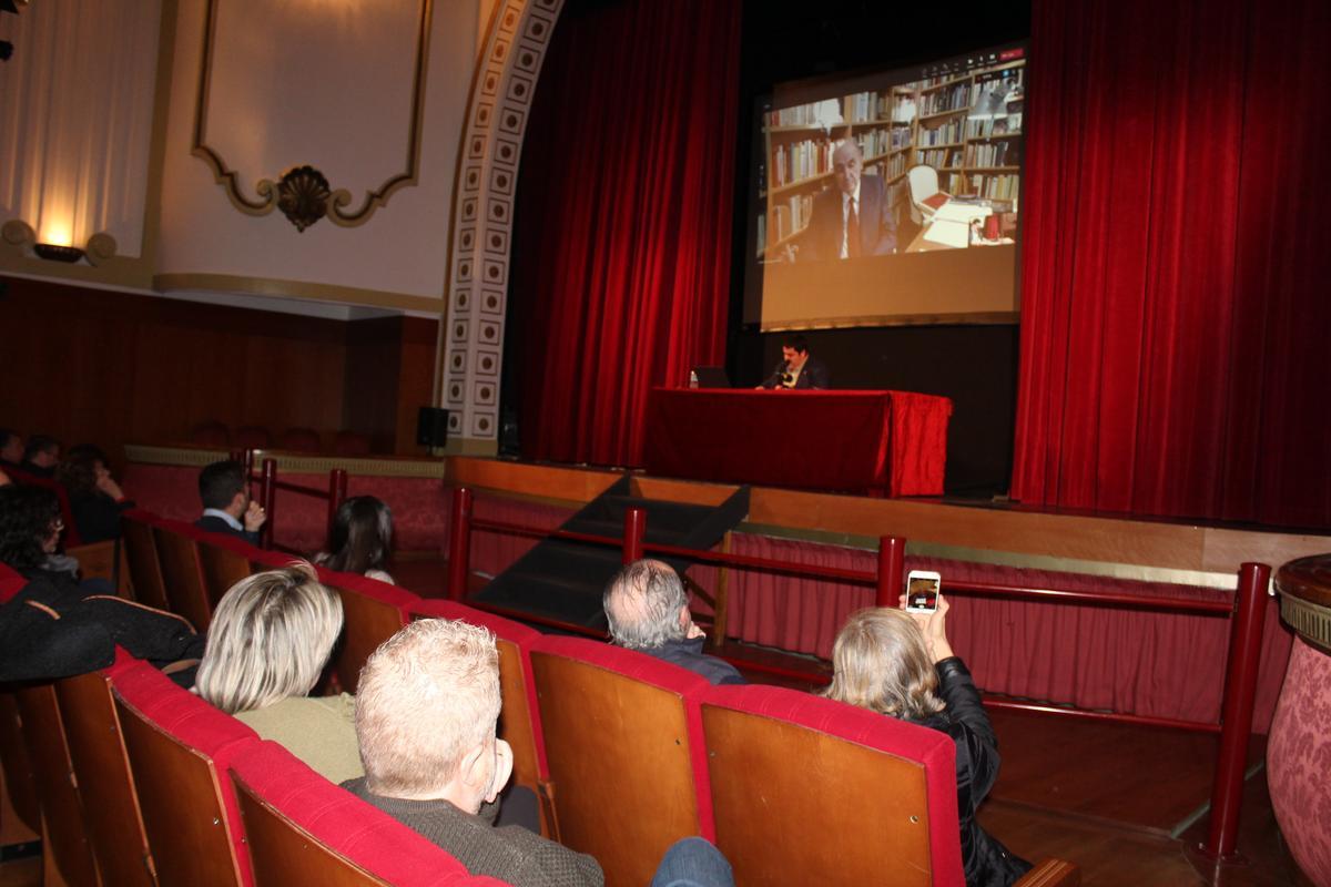 La ponencia de Miquel Roca ha sido posiblemente la más multitudinaria de todas las del ciclo.