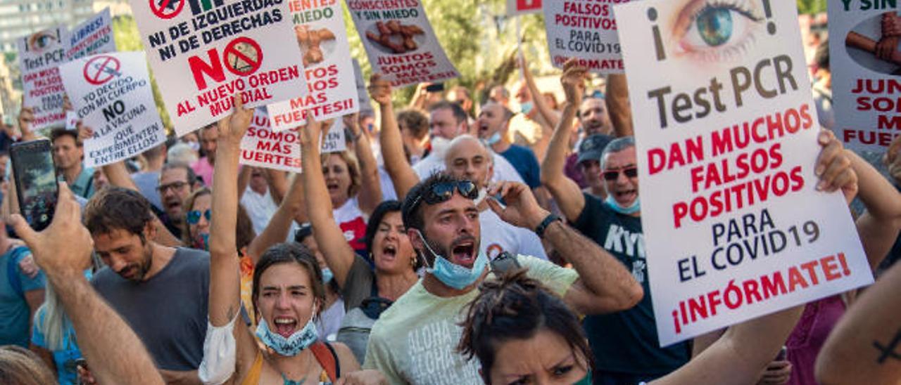 Los colegios de médicos piden frenar el auge seudocientífico y conspiranoico