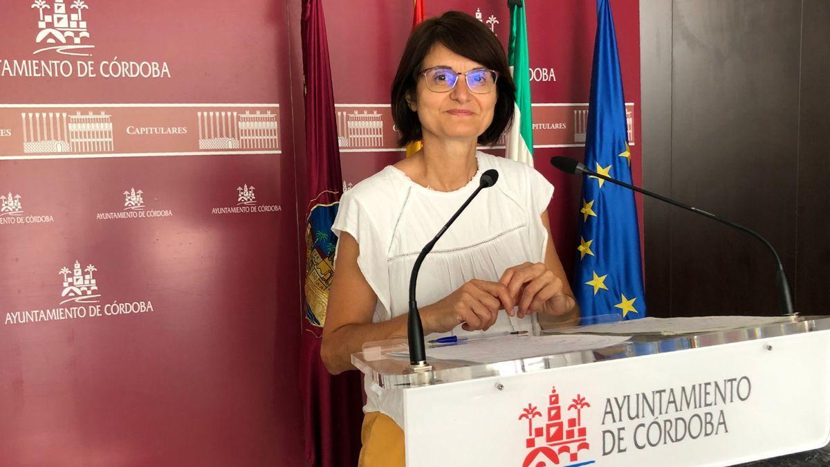 La concejala de IU Amparo Pernichi durante una rueda de prensa.