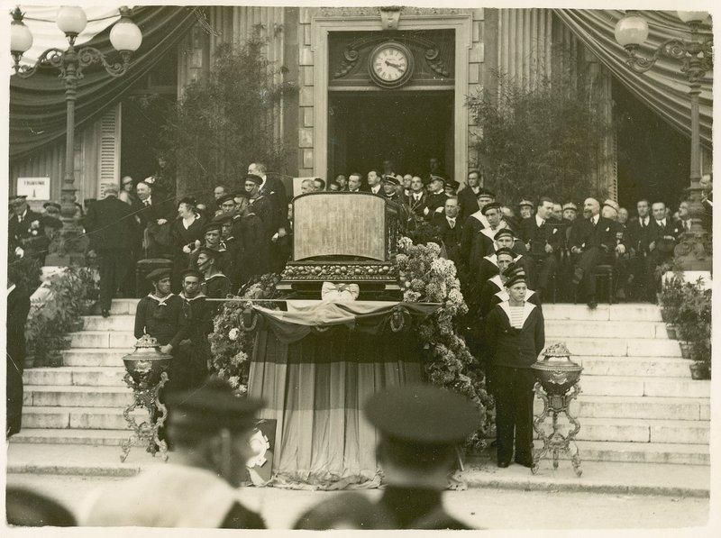 03 Honores al f�retro en su casa, tras haber sido sacado del cementerio de Menton.jpg