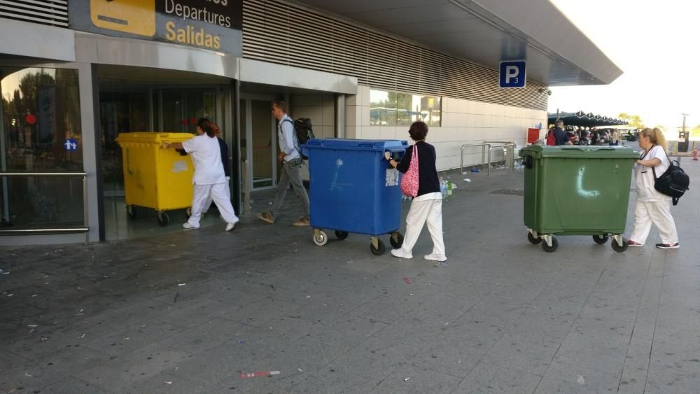 Los limpiadores vuelven al trabajo en el aeropuerto de Ibiza.