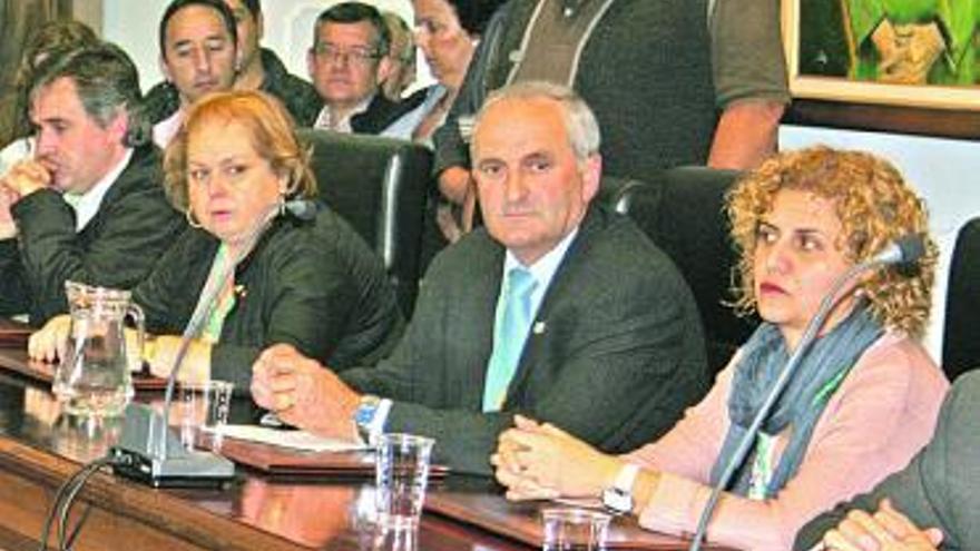 Balbino Suárez (centro), el sábado, junto a compañeros de corporación.