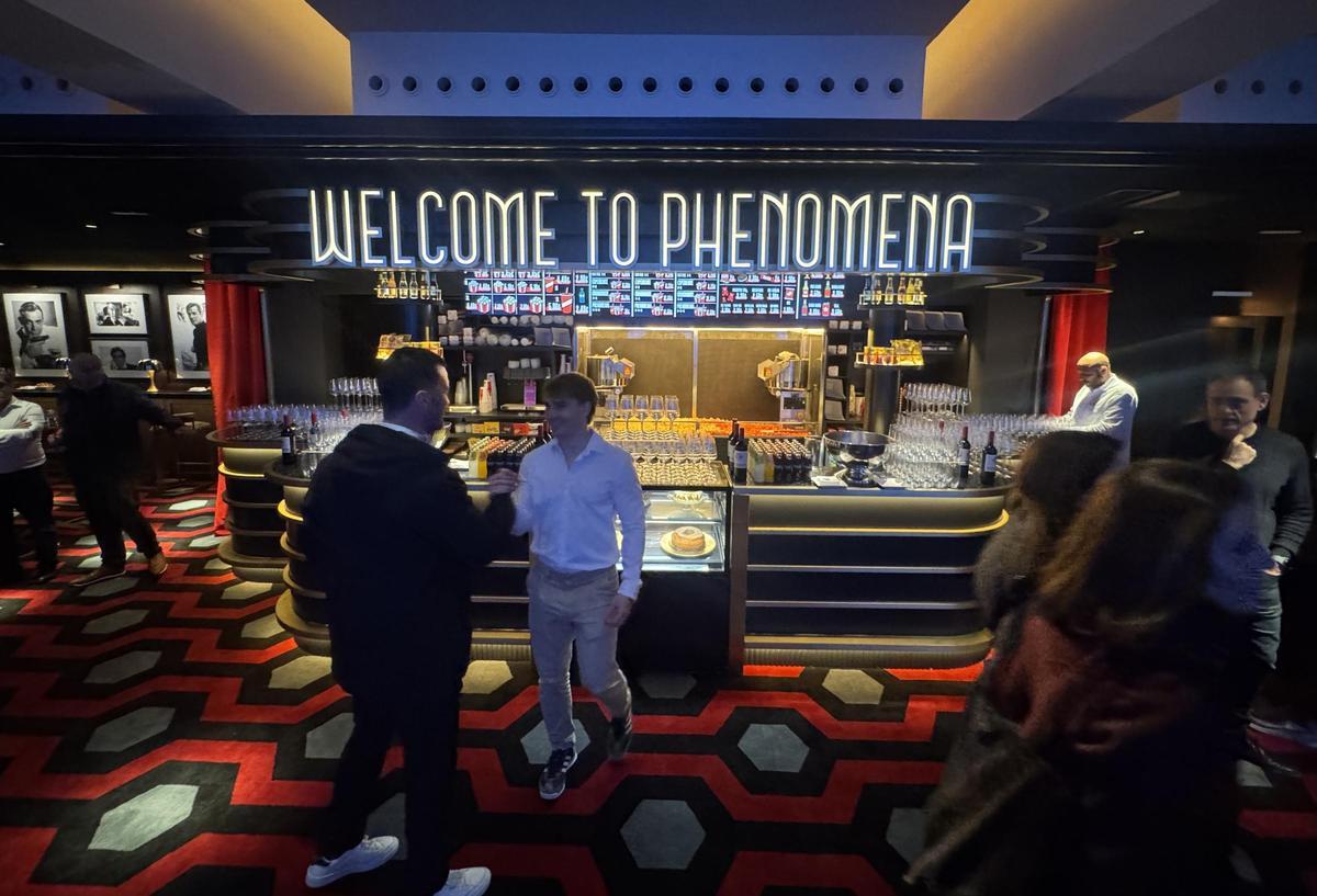 La primera de las dos barras.