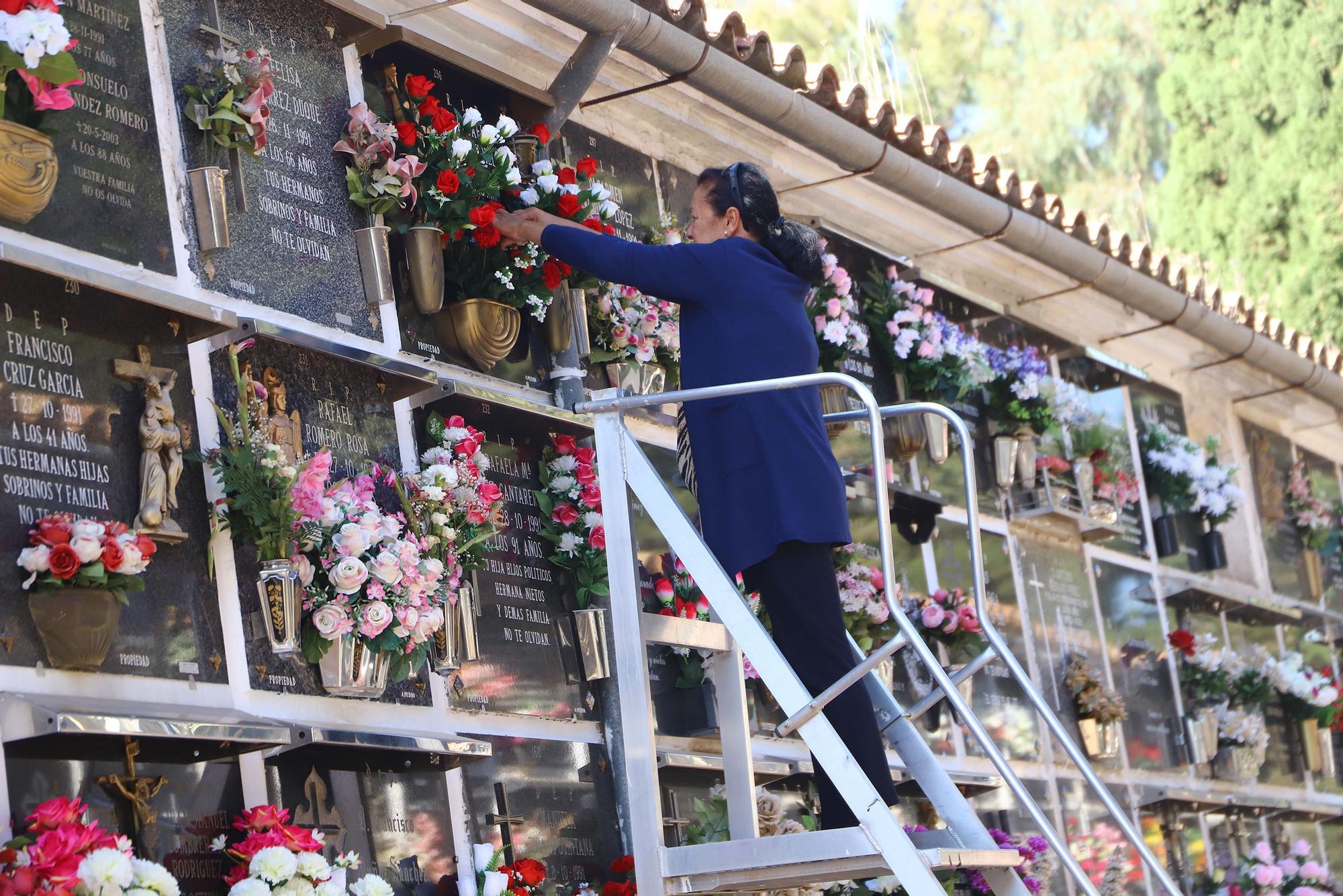 Los cementerios cordobeses cobran vida por el día de Todos los Santos