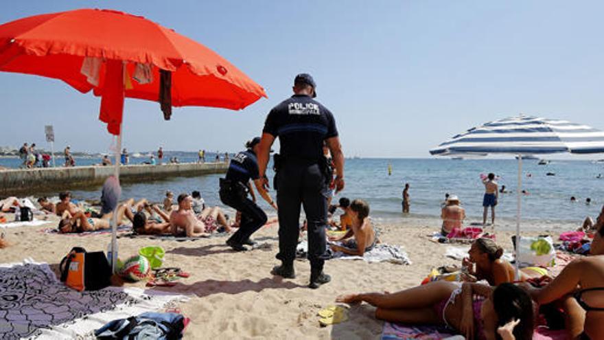 La Policía patrulla una playa de Cannes.