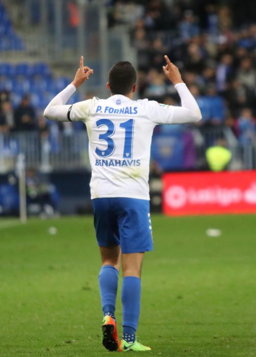 Las imágenes del derbi andaluz en La Rosaleda, que estuvo precedido de un minuto de silencio en memoria de Pablo Ráez. Sobre el césped, el conjunto bético remontó un choque en el que el Málaga CF no estuvo bien.