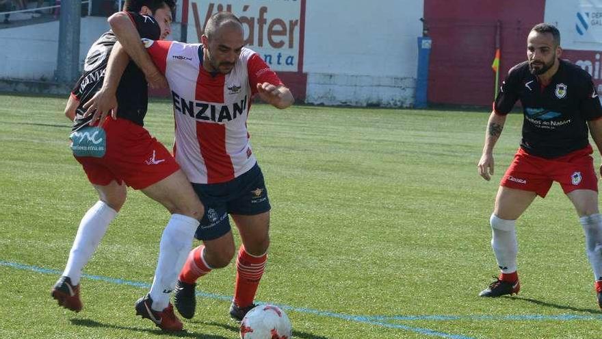 Iván Pérez trata de marcharse de un jugador del Langreo en el encuentro de ida. // Gonzalo Núñez