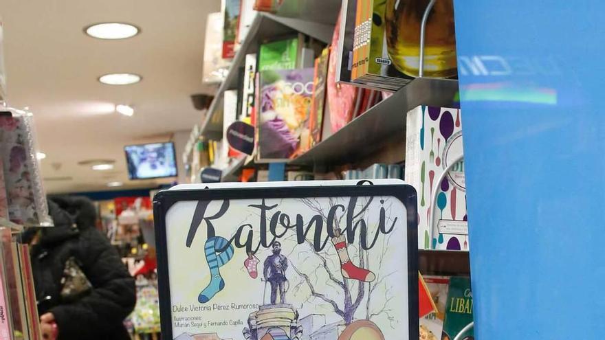 Ratonchi, protagonista del escaparate de una librería avilesina.