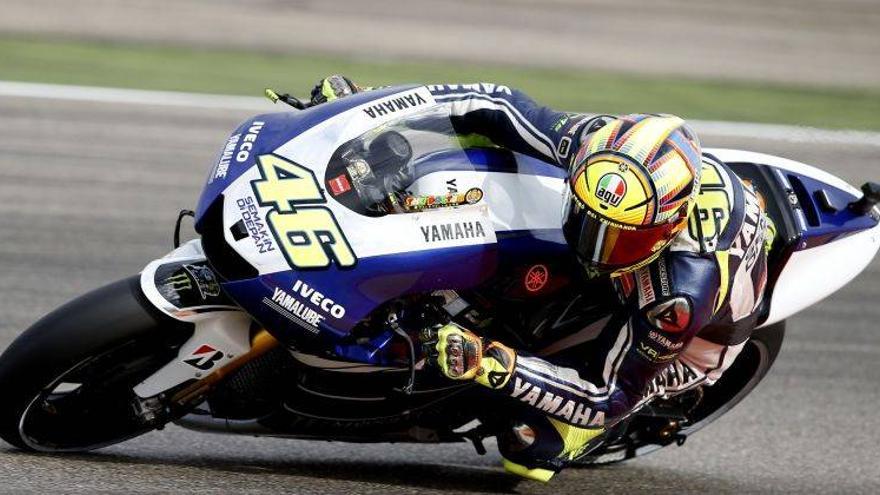 Rossi marca el mejor tiempo con la pista en malas condiciones