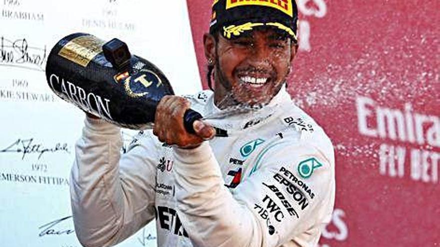 El britànic Hamilton celebra la victòria amb l&#039;ampolla de xampany