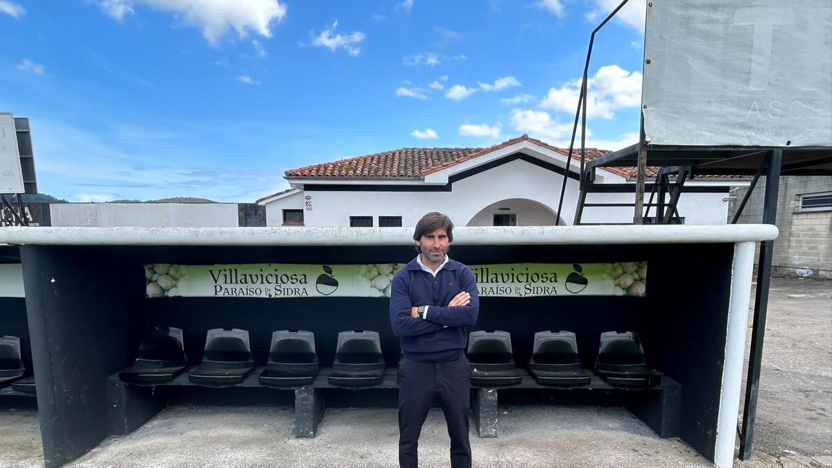 Pedro Menéndez posa en Les Caleyes para LA NUEVA ESPAÑA