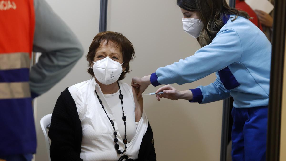 Una sanitaria vacuna a una mujer en Vélez-Málaga