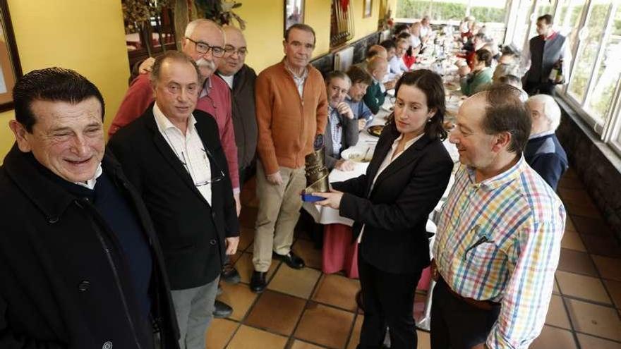 Miguel Martínez y su hija María reciben el emblema de Puente de Mando de manos de sus directivos.