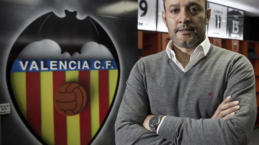 Nuno Espírito posa para Levante-EMV en el vestuario de Mestalla.