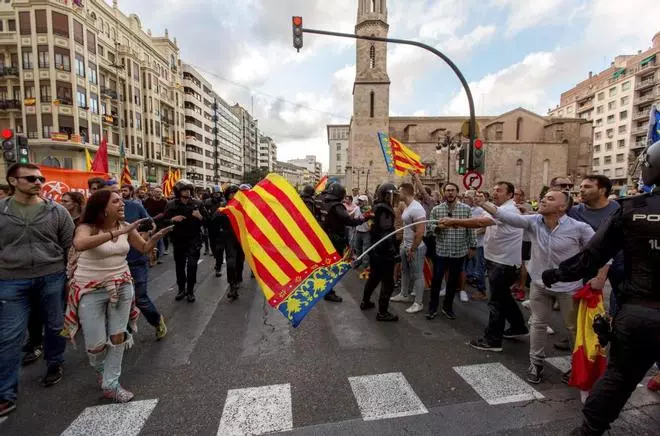 La ultradreta irromp a la manifestació del 9 d'octubre a València