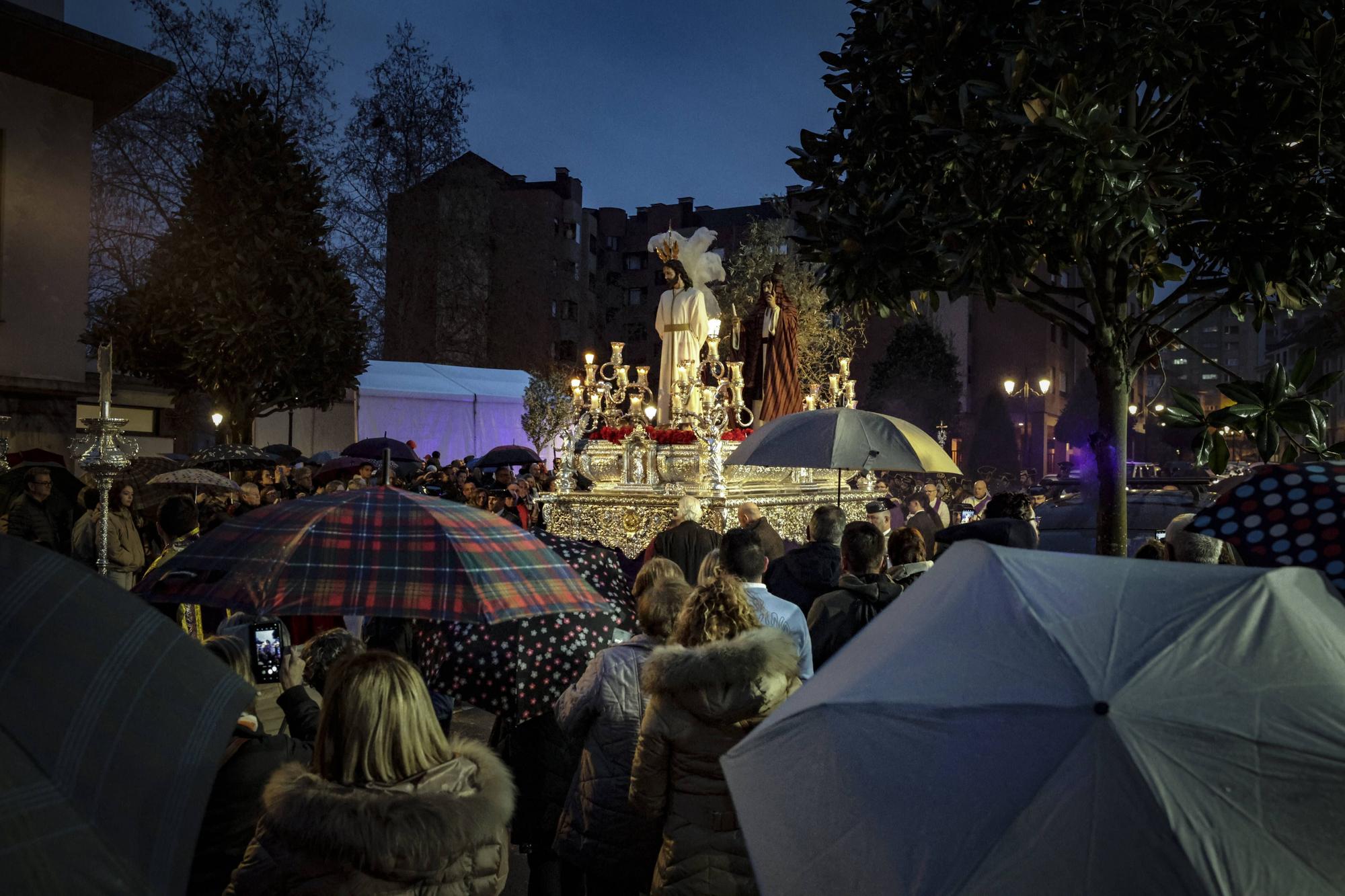 Así fue la procesión del Prendimiento hasta el Antiguo de Oviedo