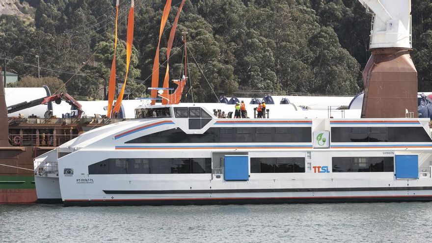 Gondán embarca en Avilés el primero de sus diez ferries eléctricos para Lisboa