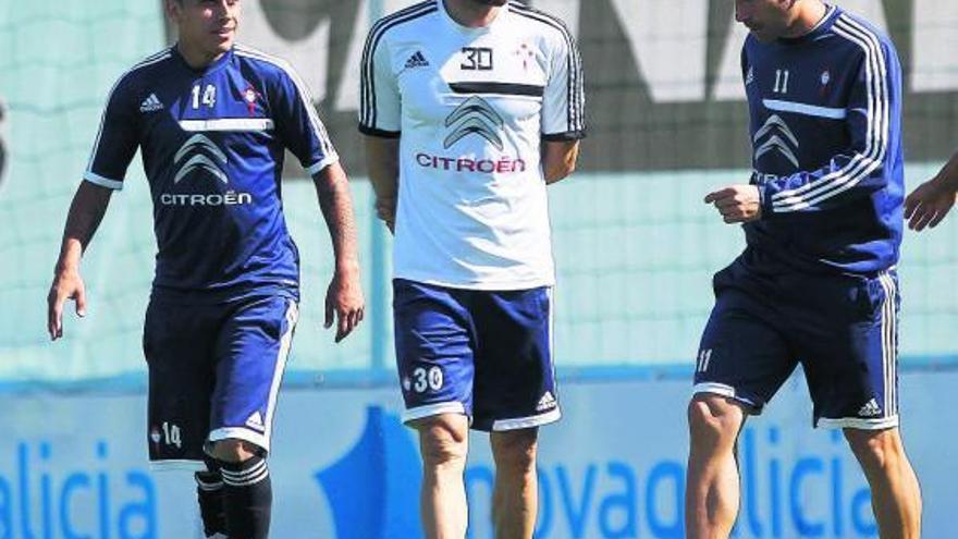 Orellana, Luis Enrique y Charles, durante el entrenamiento de ayer en A Madroa. // Ricardo Grobas