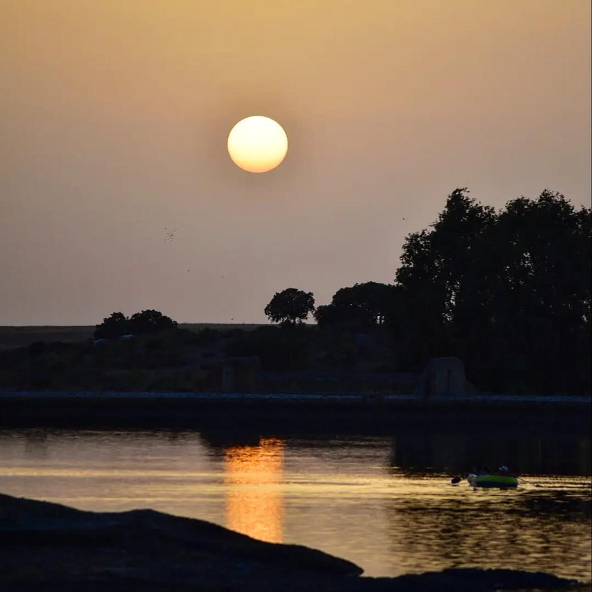 Imagen del atardecer en Los Barruecos.
