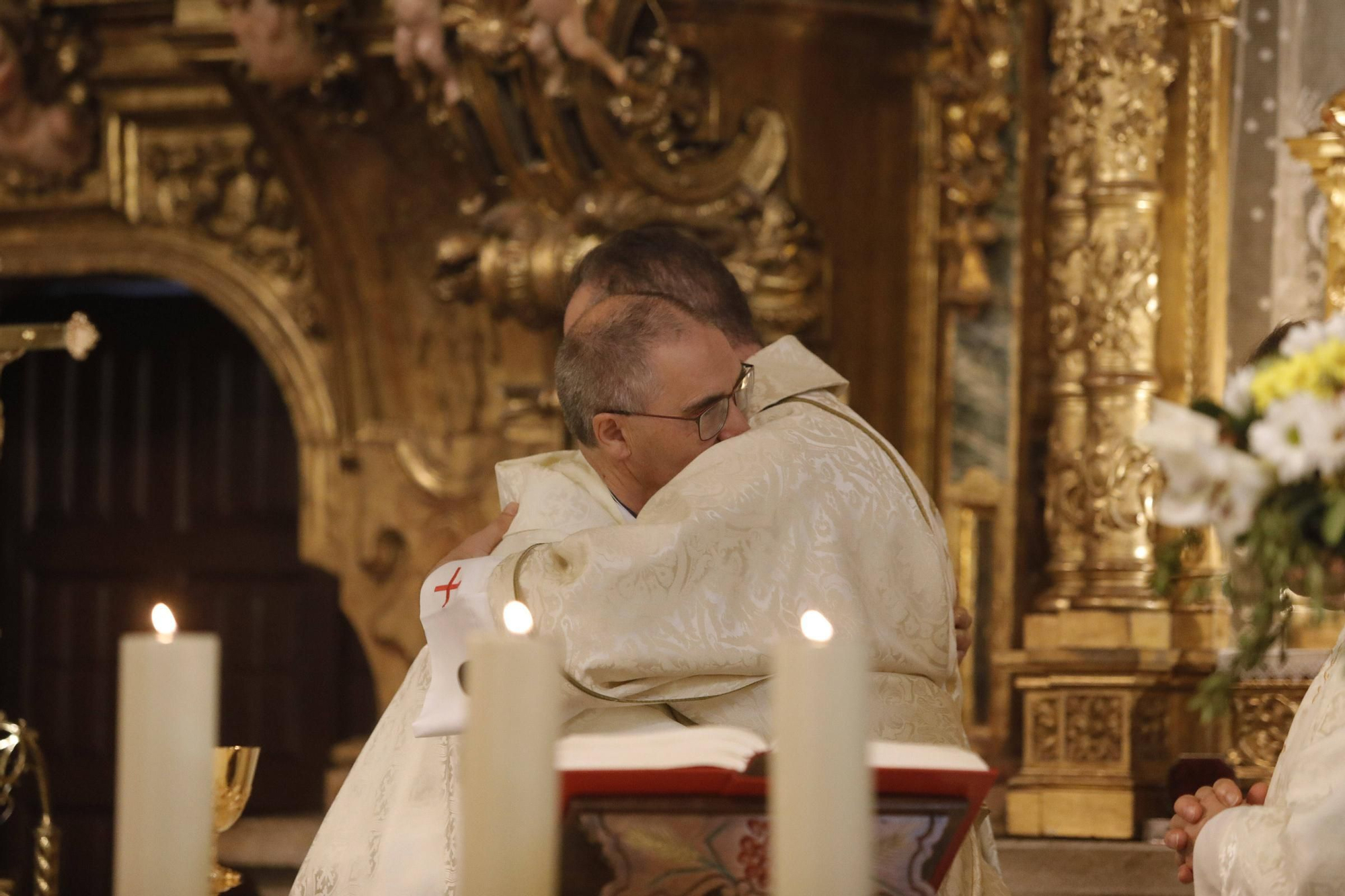 El cardenal Ángel Fernández Artime oficia la primera misa cardenalicia de Gozón en el día de Todos los Santos en la parroquia de Santa María de Luanco