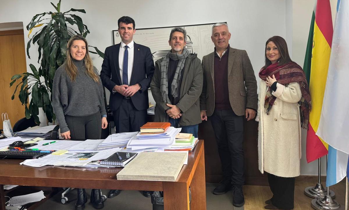 Encontro no consistorio co escultor Acisclo Novo, encargado de realizar a obra. | CEDIDA