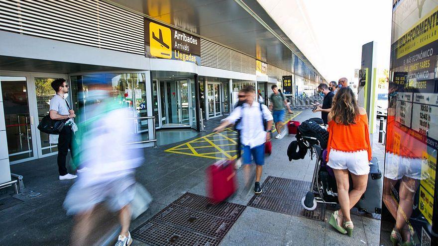 Turistas en el aeropuerto de Ibiza.