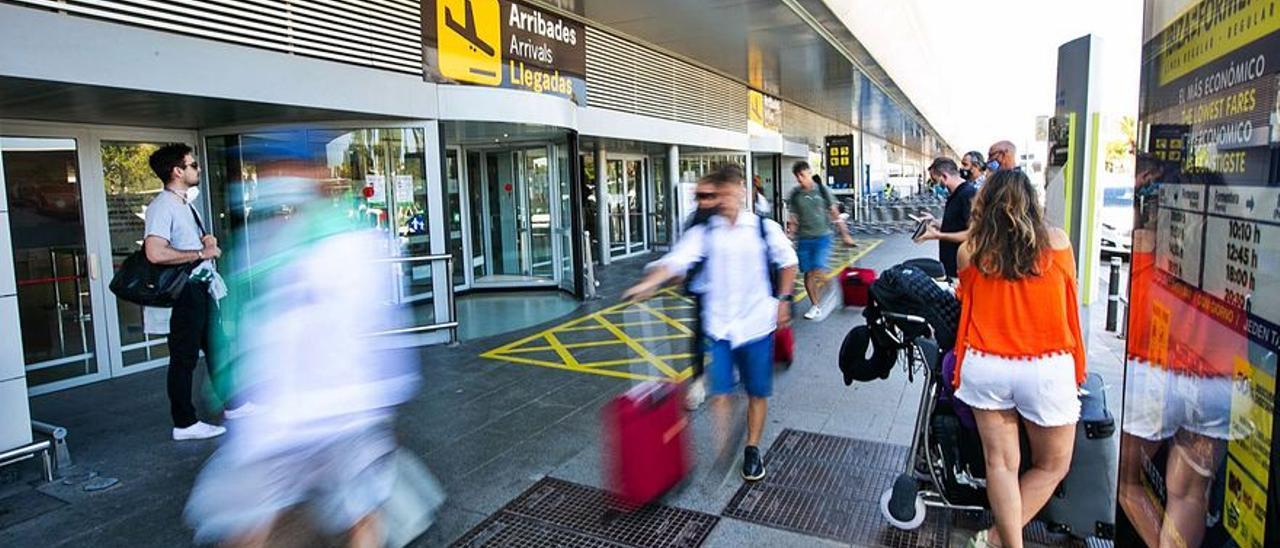 Turistas en el aeropuerto de Ibiza esta semana