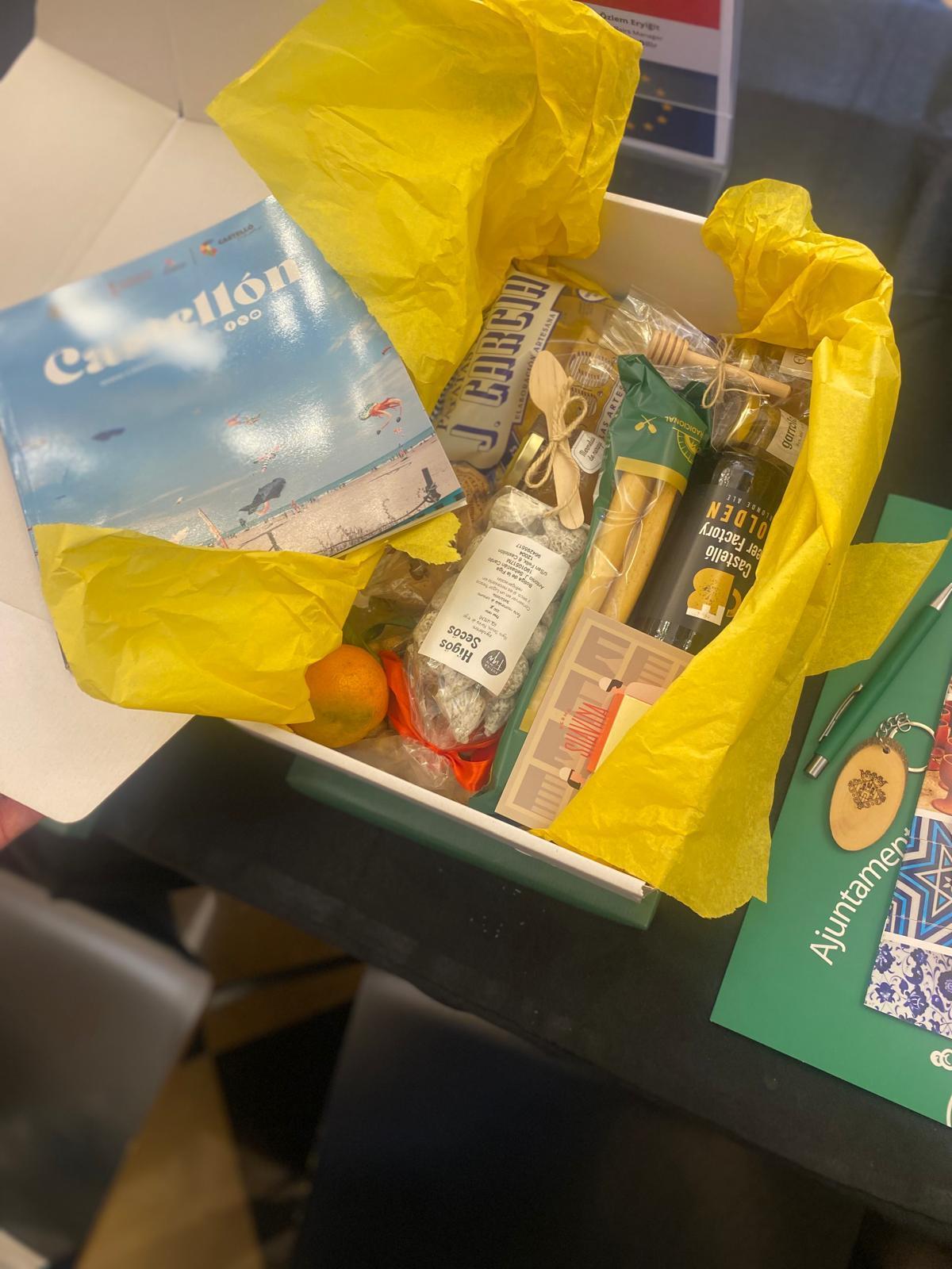 Interior de la caja, con productos típicos de Castelló y una guía turística.