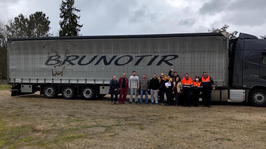 El tráiler de la Asociación Solidaridade San Roque que partió ayer de Salvaterra con donaciones también de Cangas.