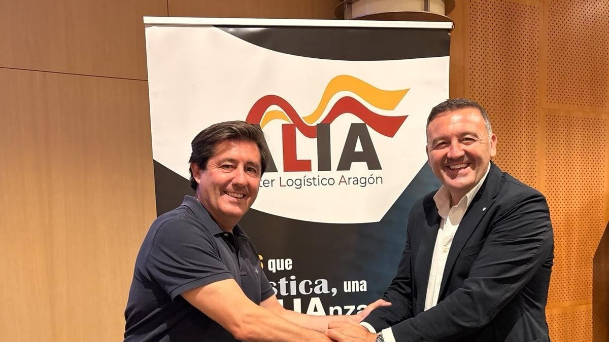 El presidente saliente, Eduardo Corella (izquierda) y Alfredo Caballero.