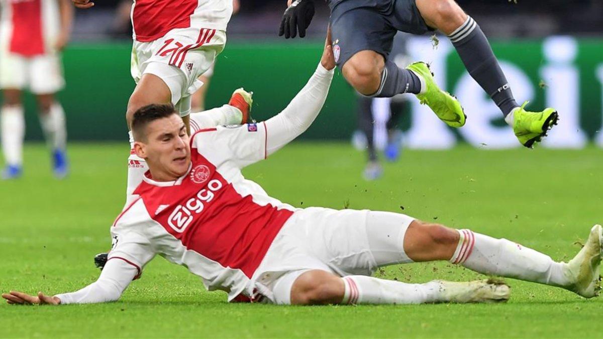 Wöber, durante un partido de Champions con el Ajax