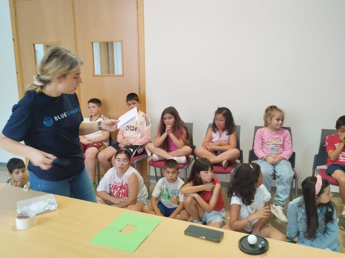 El taller "Misión Eclipse" en el Centro Cultural "Juan Velarde" de Salas, en imágenes