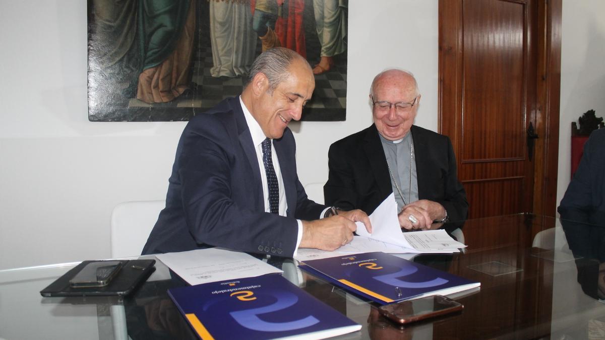 Firma del convenio entre el Obispado de Plasencia y Caja Almendralejo.